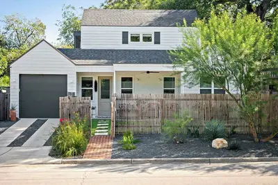 Image de 2br Bungalow Near Lady Bird Lake | Rainey Street
