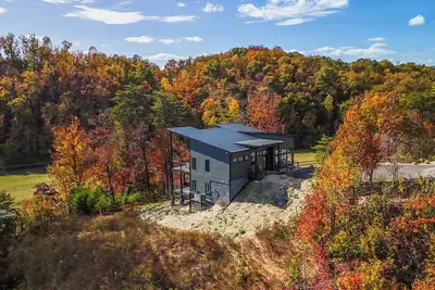 Image de Luxury 3 Br Cabin~Indoor Pool~Hot Tub~Fire Pit