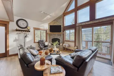Image de Denton by AvantStay | Hot Tub, Enclosed Deck w/ Fire Pit | Near Skiing & Lake!