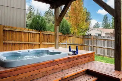 Image de Old Mill Getaway by AvantStay | Private Backyard w/ Hot Tub
