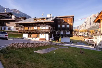 Image de GuestHost - Charming 40 sqm flat, for 4 people (2 adults and 2 children), located on the 1st floor of a typical local building (No lift). The property is located in a strategic and quiet area of ​​Cortina, just a 10-minute walk from the central Corso