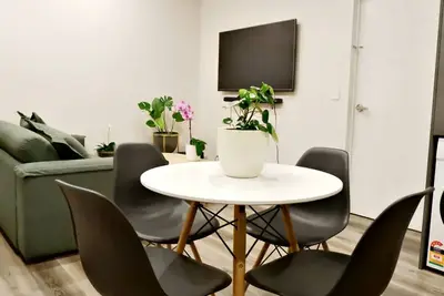 Image de Modern Home: 2 Ensuites, 17 Min to City & Chc Air