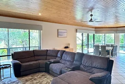 Image de Retreat on Estuary! \nHuge waterfront residence for large groups to enjoy