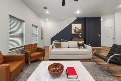 Image de 2 Free Parking Spots | Walk to At&T | Pet Friendly