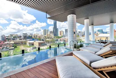Image de Urban Oasis w/ Luxe Amenities, Pool, Gym + Cinema