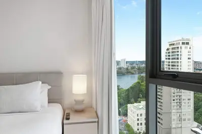 Image de Riverside Luxury w/ Balcony, Pool & Stunning Views