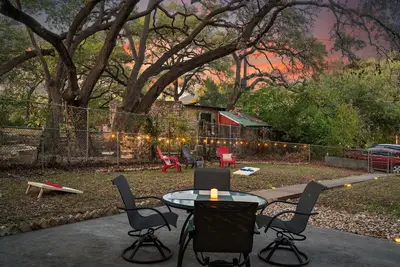 Image de The Yellow Rose of SoCo:Charming Home Steps from South Congress and 1 mile to Downtown