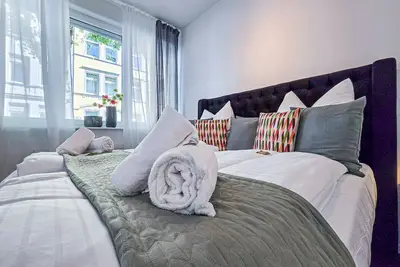 Image de Alpha Apartments: 2br Oasis! Design, Flair, Comfort