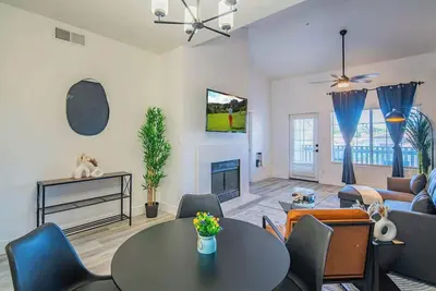Pickleball+Pool+W/D+Tpc Golf+Parking+HotTub+Modern