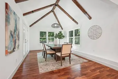 Image de magnificent 3 story contemporary boasts 6 bedrooms and 6. 5 bathrooms