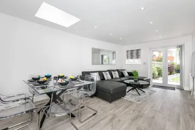 Image de de Luxe-Ground Floor-Appartement-Douche-Vue sur Jardin