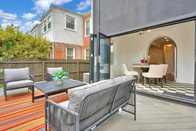 Image de Classic Modern Carytown Rowhouse - central 3 bedroom