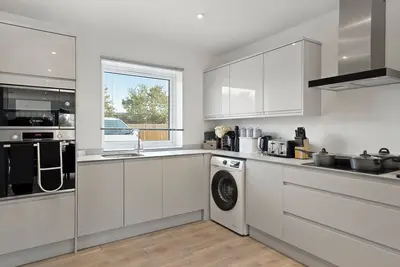 Image de 3 Bed House | Murston | Sleeps 7 | Free Parking | Contractors | Families