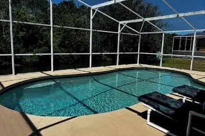 Image de Stylish Lakefront Retreat - 4br Private Pool Home