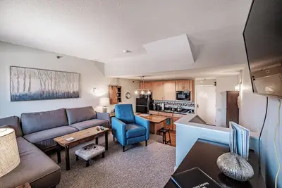 Image de One Bedroom Cascades A-15, total interior designed renovation sleeping 6
