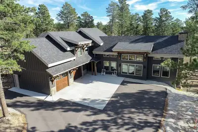 Image de Luxurious 5, 200 Sq. Ft. Modern Craftsman Getaway w/ Hot Tub, Covered Deck!
