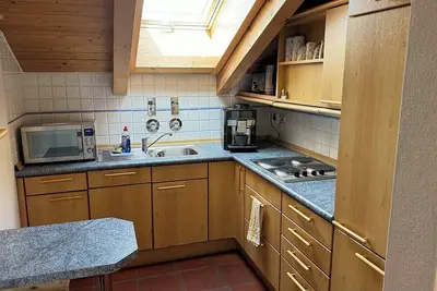 Image de Comfortable furnishings, large bedroom & living room. Pet friendly!