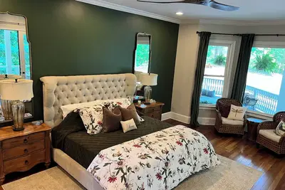 Image de Bright and colorful yet serene, the Amberwing Suite is named after The Eastern Amberwing dragonfly. Known for its distinctive amber colored wings, it is frequently spotted dancing along the shores of the property's 5-acre lake.