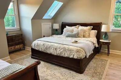 Image de The Stillwater Suite, named after the serene stillness of its surroundings and the moments where the lake is as still as glass.