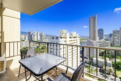 Image de New listing! Royal Garden 2010 in the heart of Waikiki.