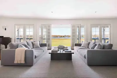 Image de Spacious waterfront 9-bedroom house in peaceful Quogue