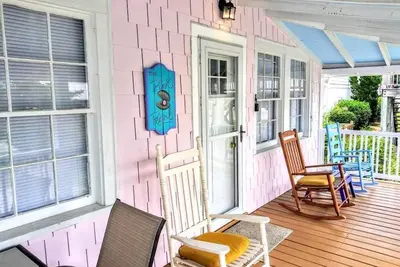 Image de Pink Pearl-Super cute pet friendly cottage, 3 bedroom 2 bath with a rocking chair front porch and plenty of parking