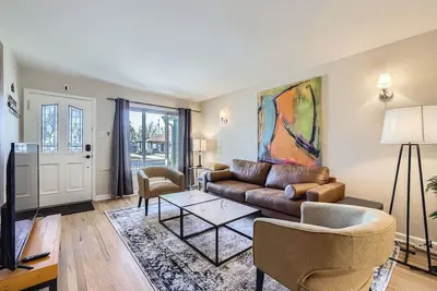 Artsy 2bd/2ba House Near Du