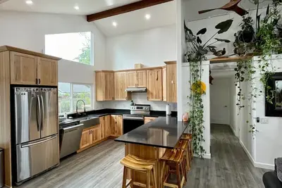 Image de Newer 3/2 with backyard/garden, 3 Miles to Autzen/U of O near shopping & Costco