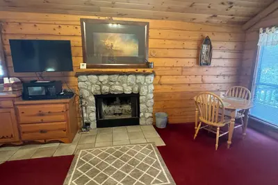 Image de Autumn Leaves Romantic Log Cabin in the woods. Hot Tub & Wood Burning Fire Place