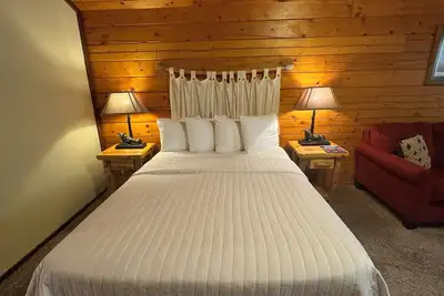 Image de Castaway Romantic Log Cabin in the woods. Hot Tub & Wood Burning Fire Place.