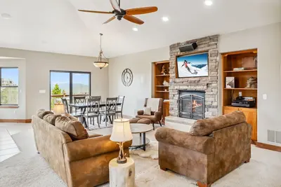 Image de Granby Escapes – Luxury 5 Bdr!