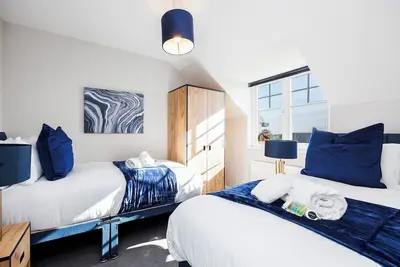 Image de 4 Bed House | Uxbridge | Free Parking | Sleeps 9 | Contractors | Families