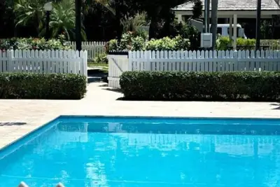 Image de \"Serene Getaway in a Private Oasis with Luxury Amenities! \"