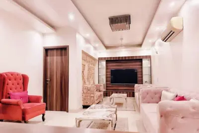 Image de Luxurious 3bhk Apartment in Gk 1 M Block Market by HostMyStay\n\n