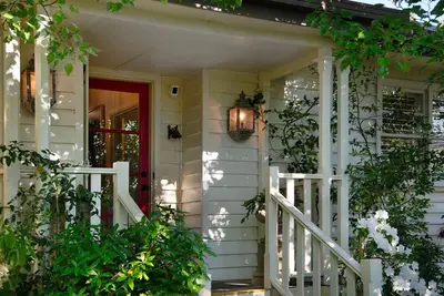 Image de Durham Cottage: A Cozy Retreat with Eclectic Charm and Enchanting Gardens