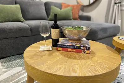 Image de Stylish Guest Suite in Alberta Arts - New Hot Tub too!