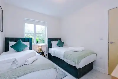 Image de Xl 3 Bed house | Free Parking | Sleeps 8