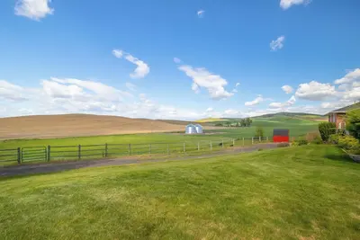 Image de Charming 4 bedroom, 3 bathroom Brick Home located on 3 rural acres.