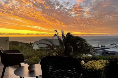 Image de New, charming 2-bedroom apartment in gorgeous Camps Bay - 2 mins from the beach.