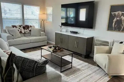 Image de The Dugout! Close to Oklahoma State Univ. Modern 4 bedrm, 2 bath home!