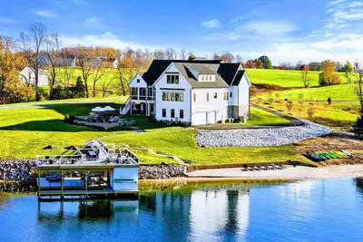 Image de New 9br Lakefront Lake Anna, Pool, Beach, Dock