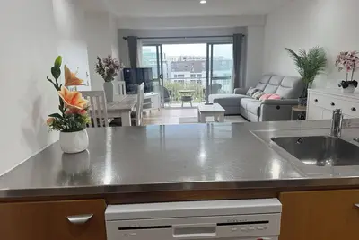 Image de Penthouse perfection - 3 bd -2 bth - Pool & carpark