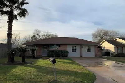 Image de “Big Jer’s” with a Cement Pond