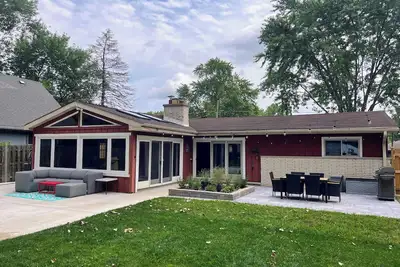 Lakefront cottage with gorgeous sunset views