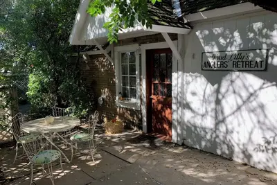 Image de Cozy cottage centrally located –Ideal for Outdoors or Relaxing. No cleaning fee!