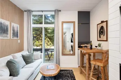 Image de Cozy Cabin Vibes at Glacier Lodge