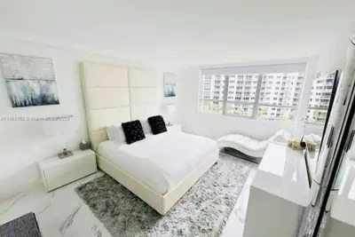 Image de newly renovated two bedroom two bathroom bay and courtyard view residence