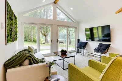 Modern 3-bedroom cabin with Hot Tub and Private Pond