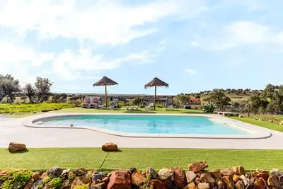 Image de Maison de vacances 'Monte Da Masmorra De Baixo - Louro' avec piscine partagée