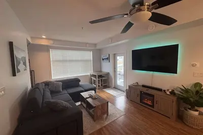 Image de Family-sized condo with boat slip, games room, Gym & deck, pool & hottub.